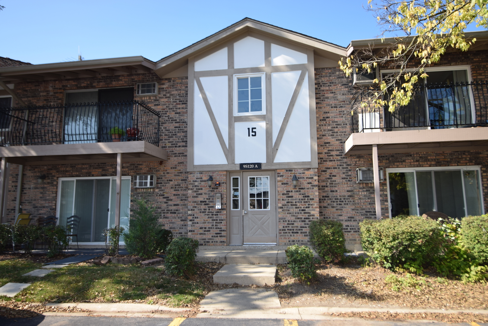 9S120 Lake Drive #201, Willowbrook, IL 60527