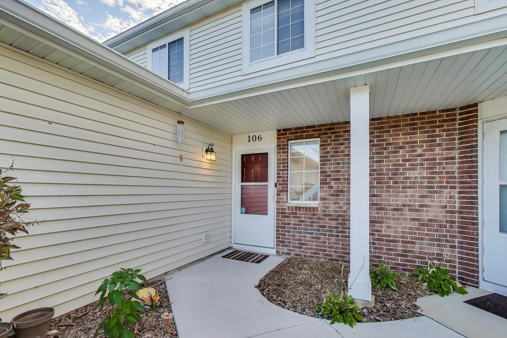 106 BRITTANY Drive, Streamwood, IL 60107