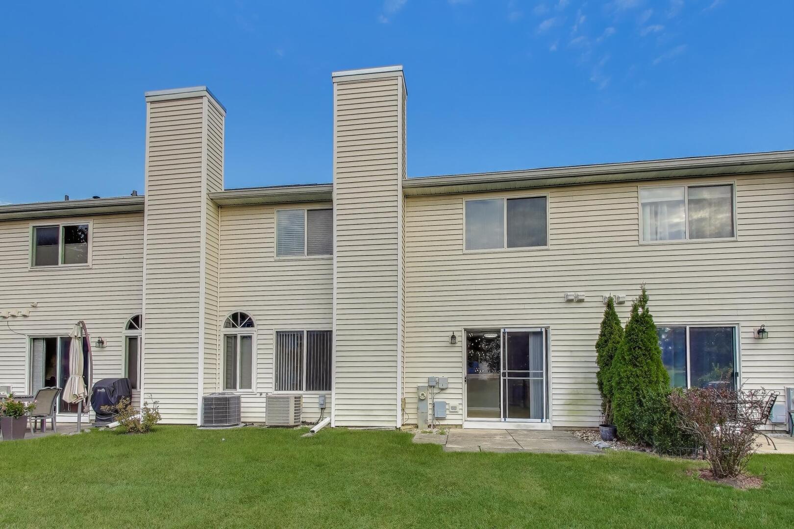 106 BRITTANY Drive, Streamwood, IL 60107