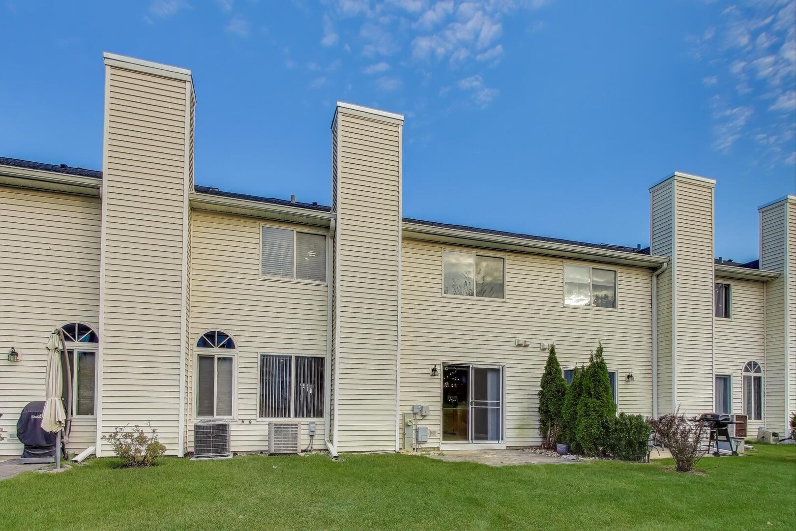 106 BRITTANY Drive, Streamwood, IL 60107