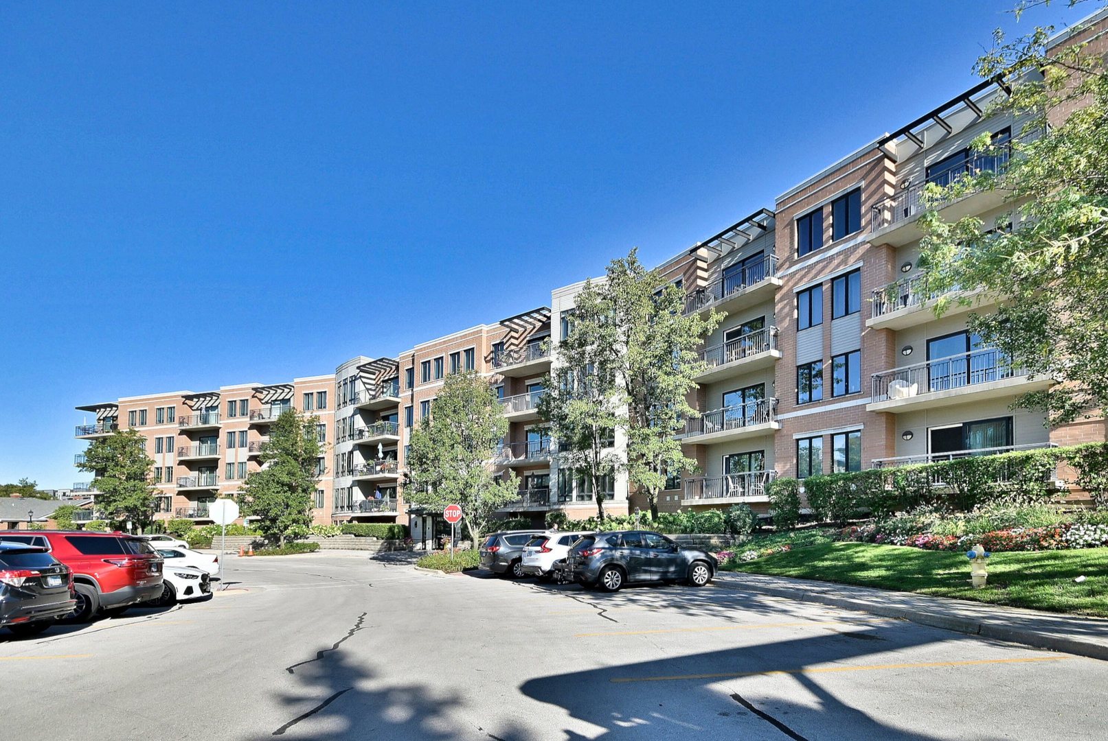 145 S York Street #404, Elmhurst, IL 60126