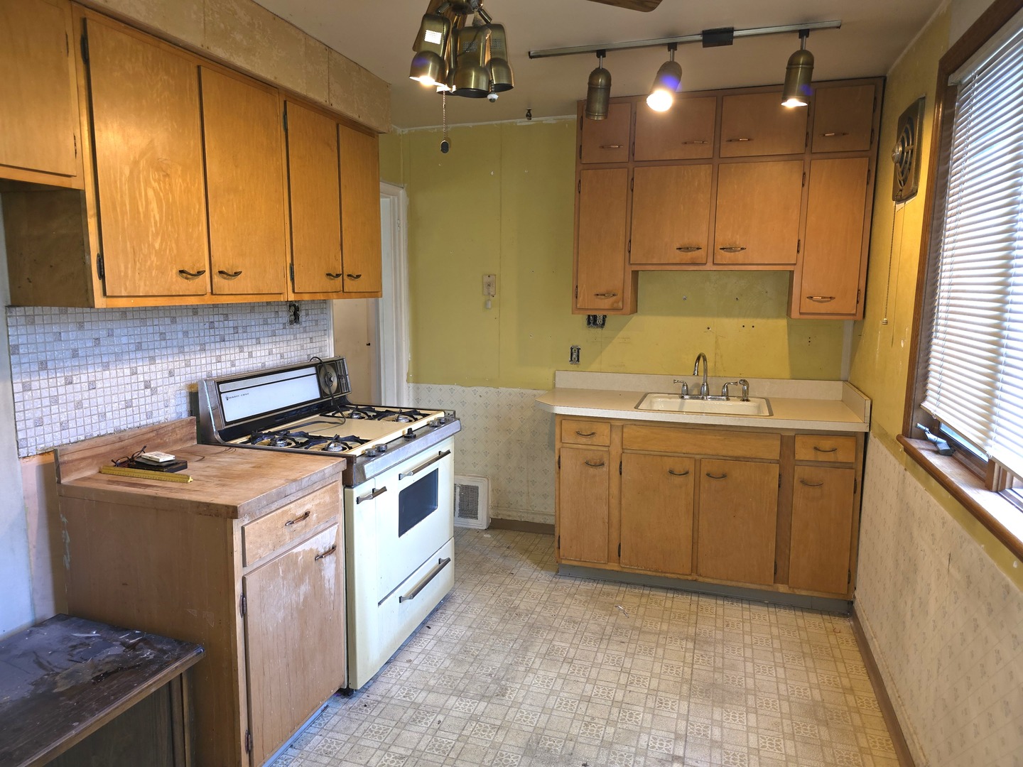 17419 Walter Street, Lansing, IL 60438