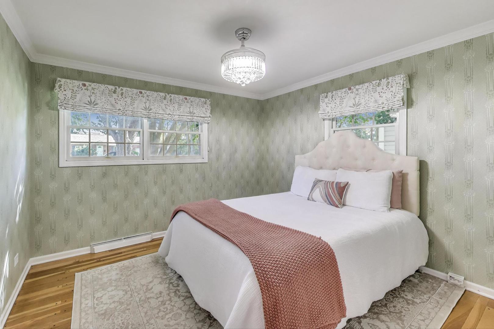 924 Lyford Lane, Wheaton, IL 60189