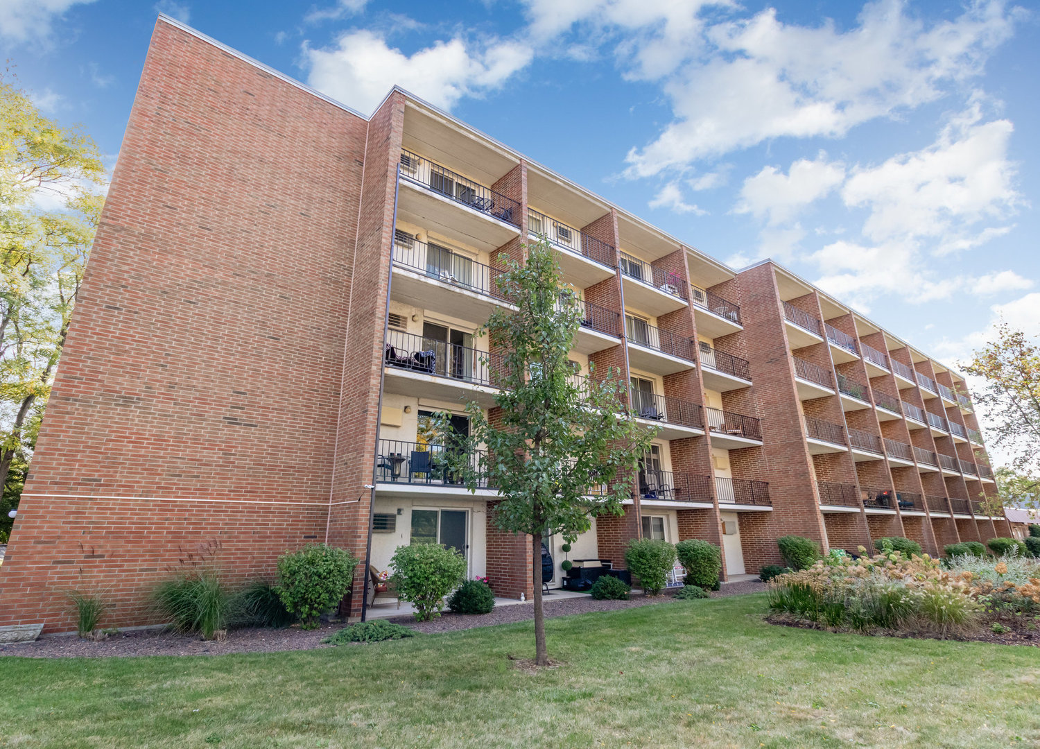255 S West Avenue #309, Elmhurst, IL 60126