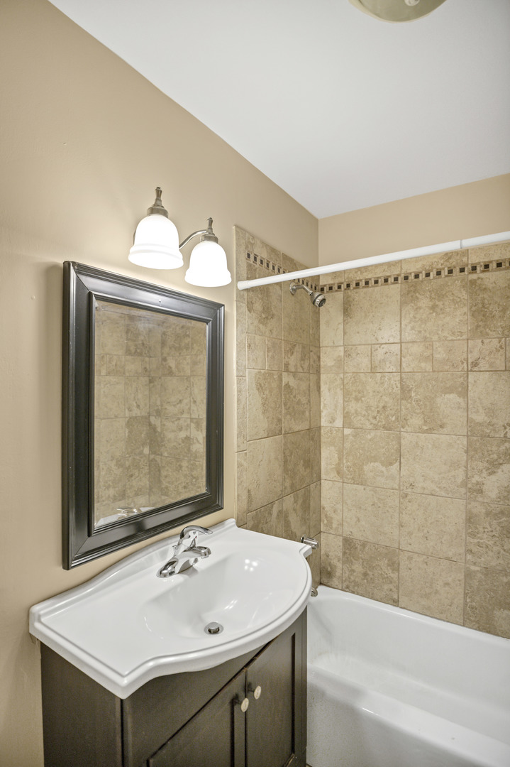 2604 N Windsor Drive #206, Arlington Heights, IL 60004