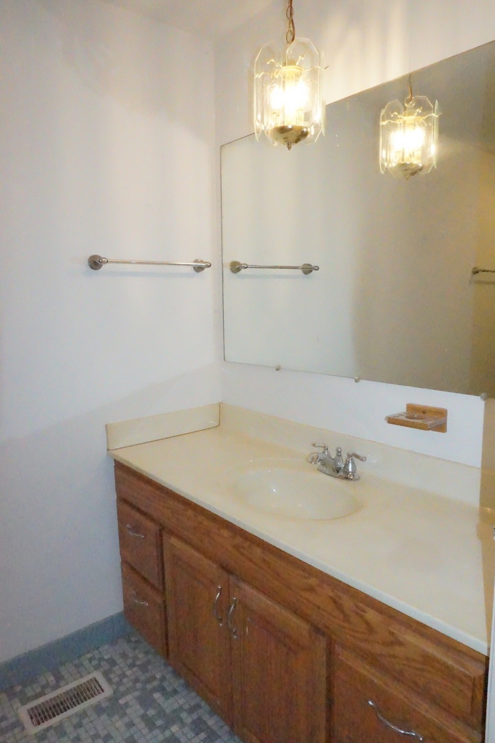 1185 Leicester Court, Wheaton, IL 60189