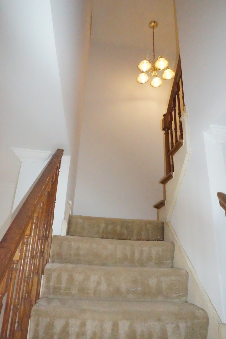 1185 Leicester Court, Wheaton, IL 60189