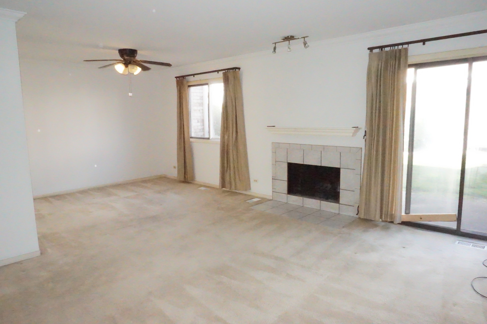 1185 Leicester Court, Wheaton, IL 60189