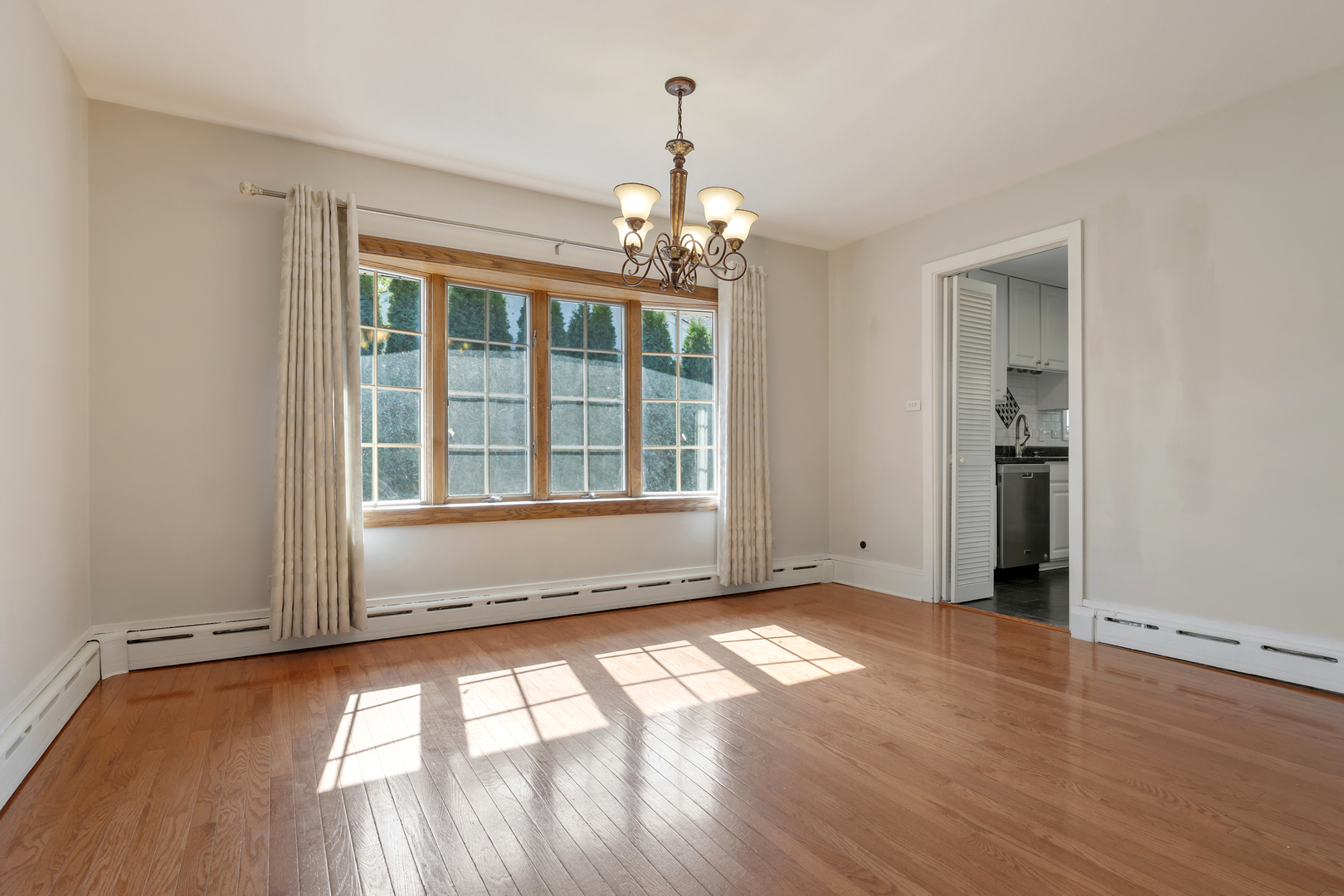 240 Scott Avenue, Glen Ellyn, IL 60137