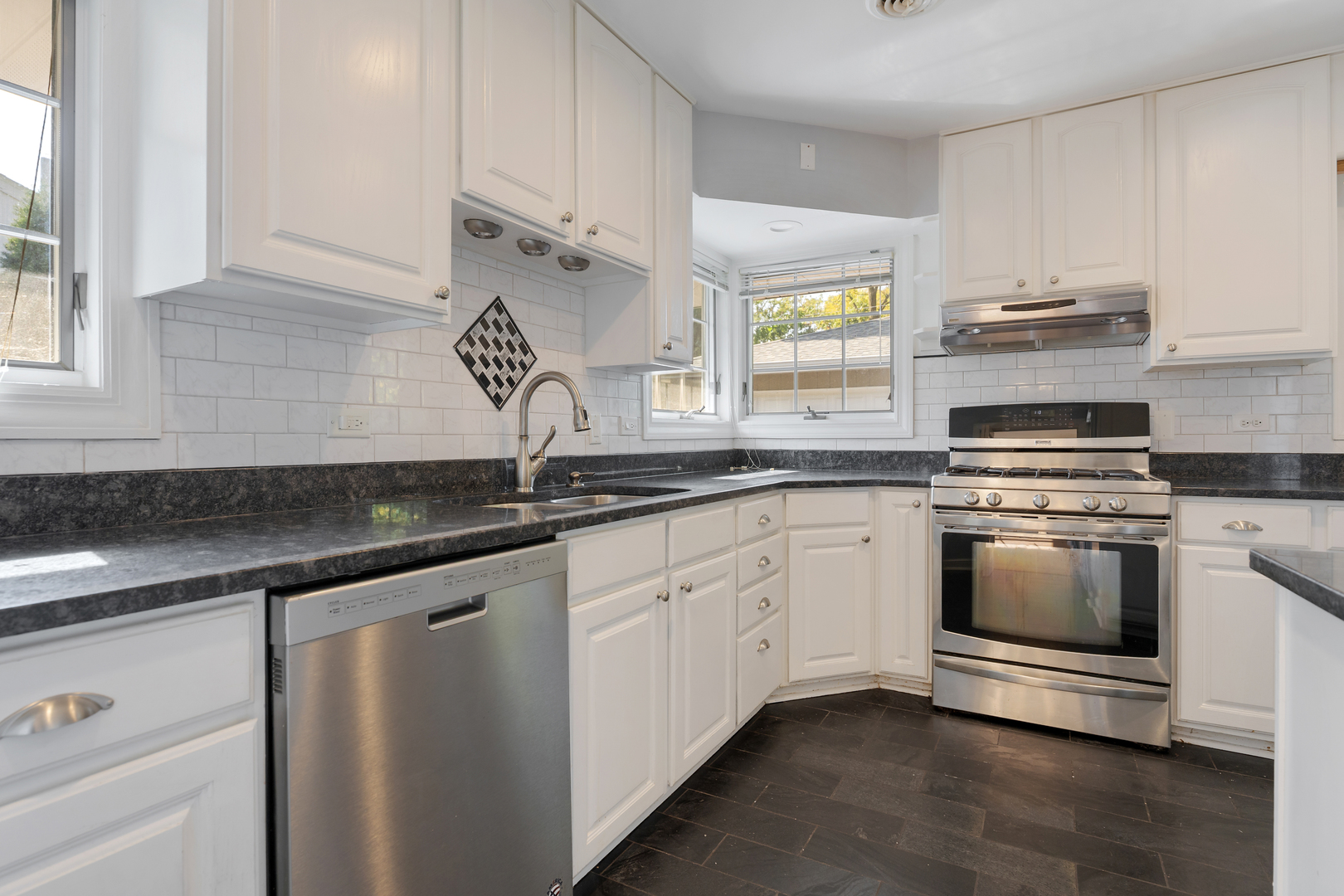240 Scott Avenue, Glen Ellyn, IL 60137