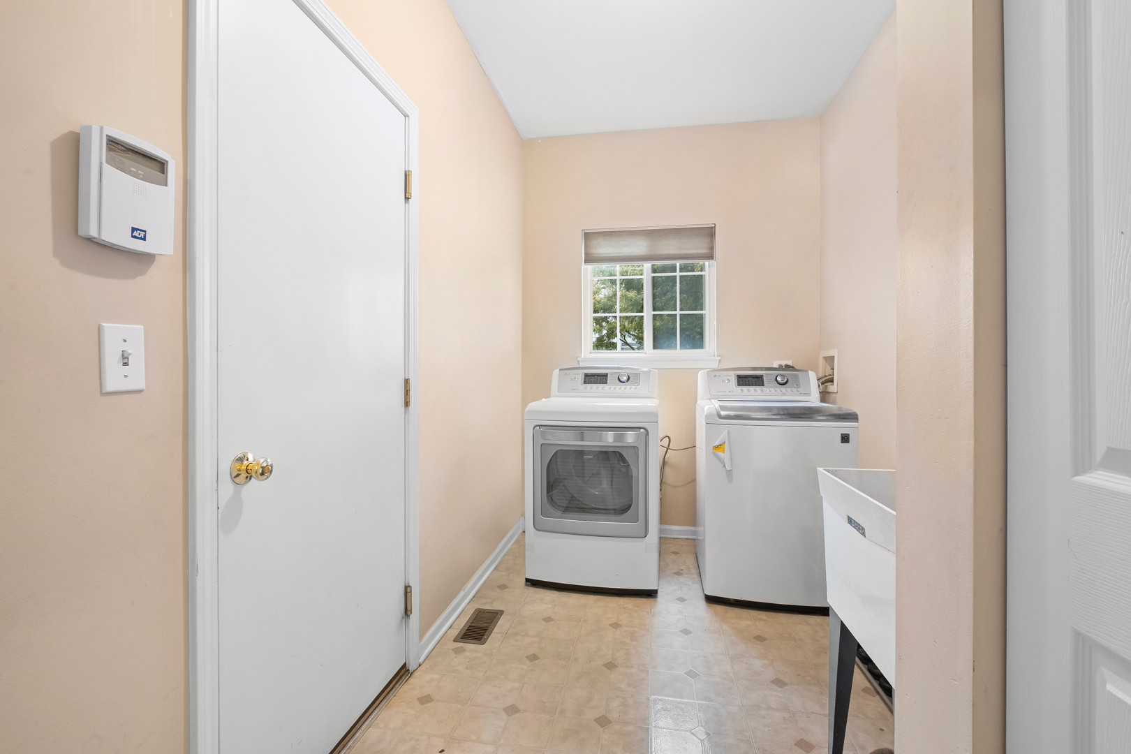 1300 Kettering Road, Mundelein, IL 60060