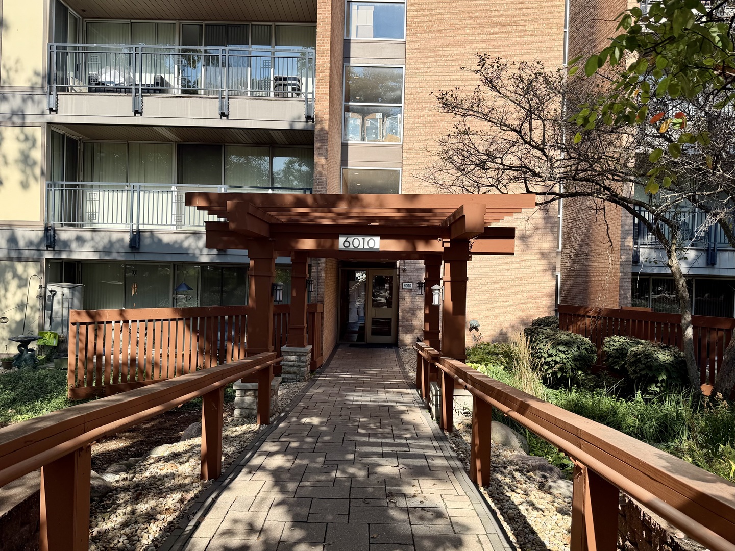 6010 Oakwood Drive #6C, Lisle, IL 60532