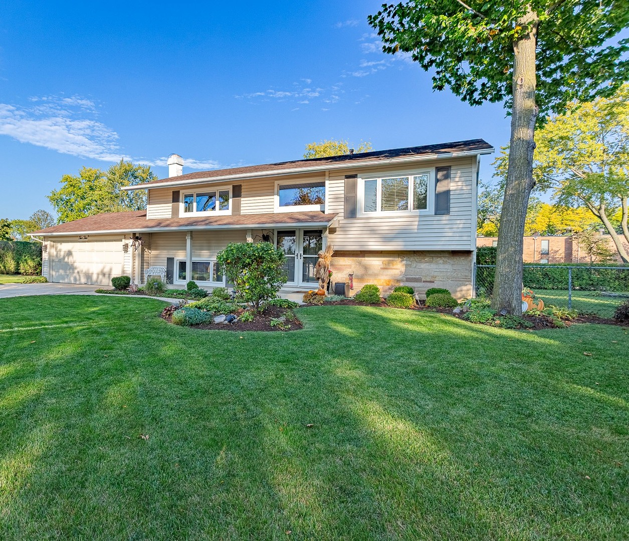 210 Yarmouth Road, Elk Grove Village, IL 60007