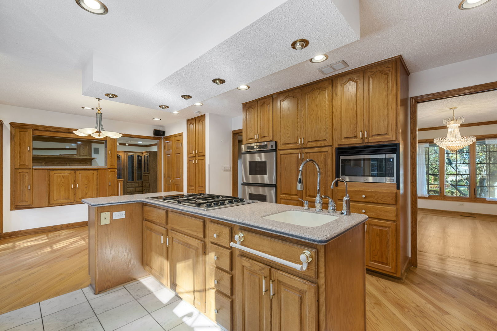 28 Cambridge Drive, Oak Brook, IL 60523