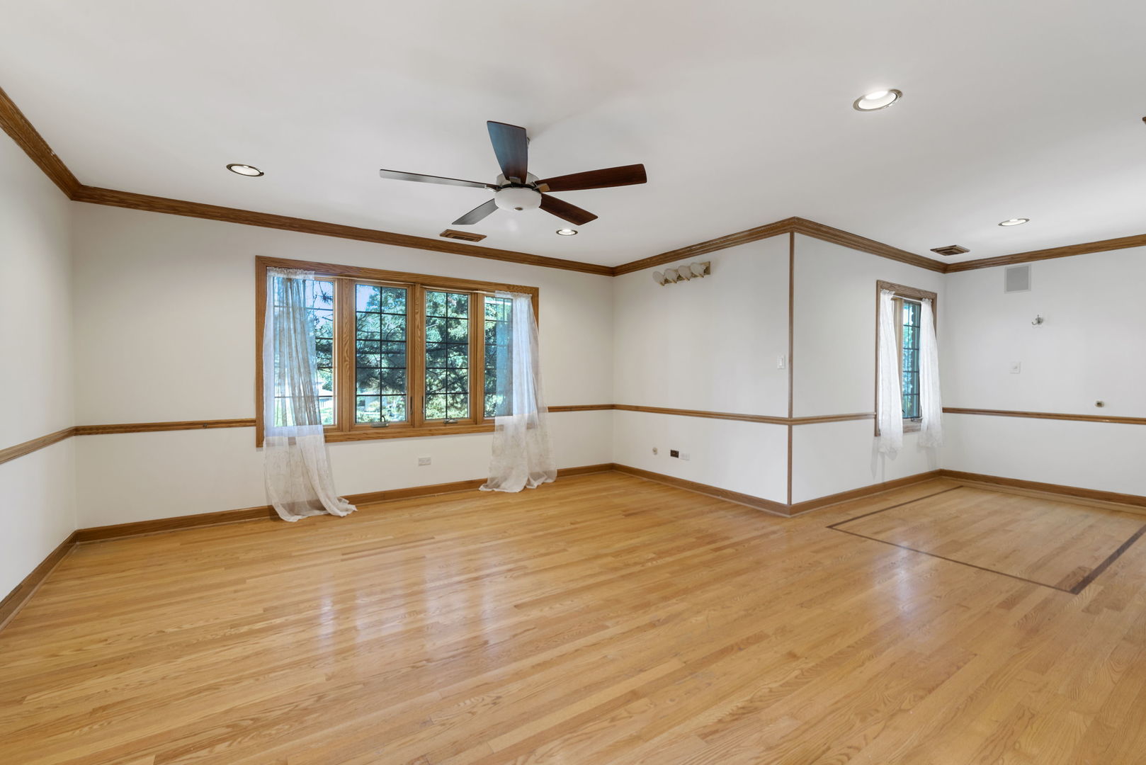 28 Cambridge Drive, Oak Brook, IL 60523