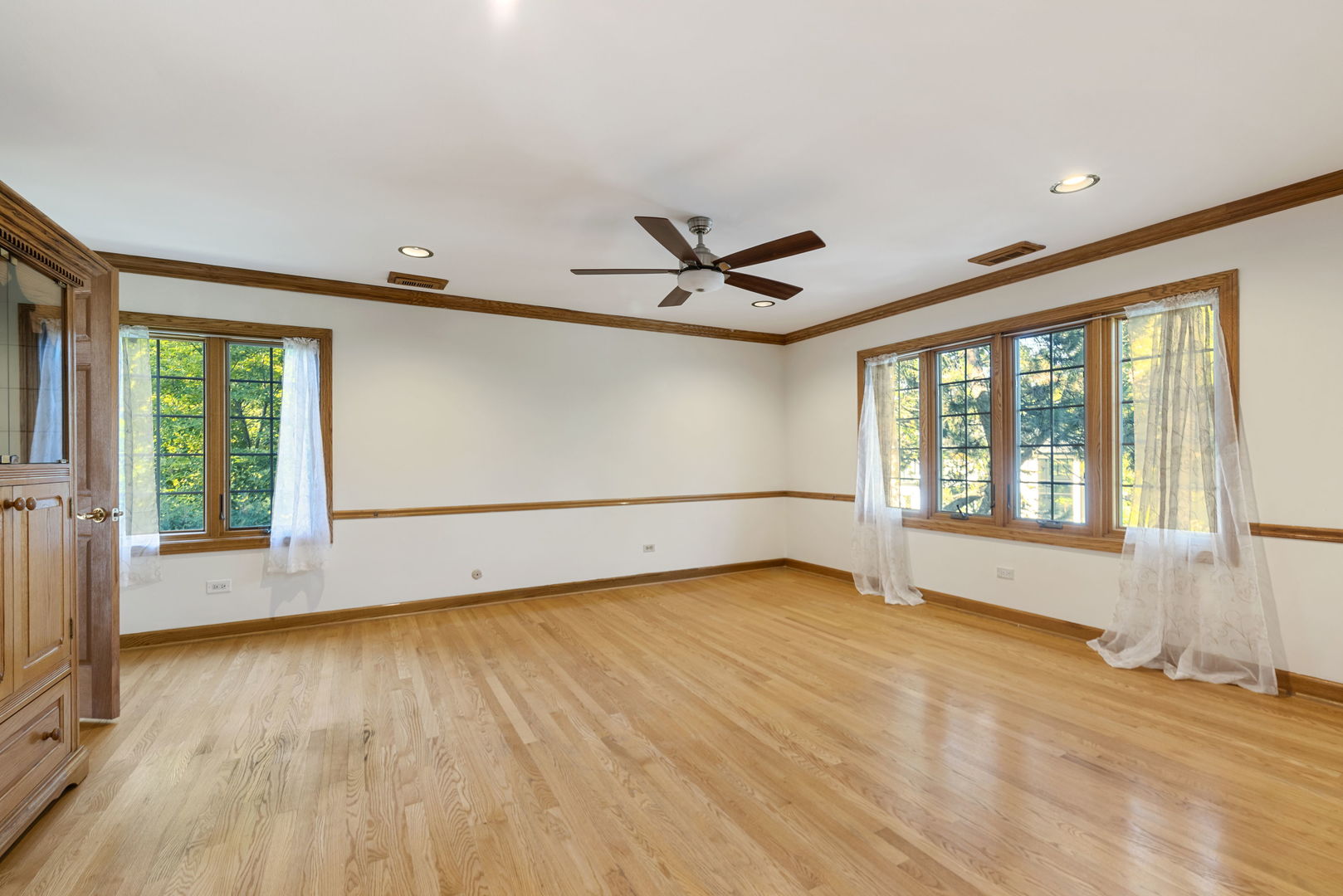 28 Cambridge Drive, Oak Brook, IL 60523