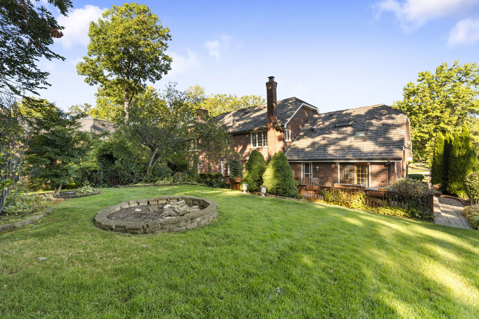 28 Cambridge Drive, Oak Brook, IL 60523