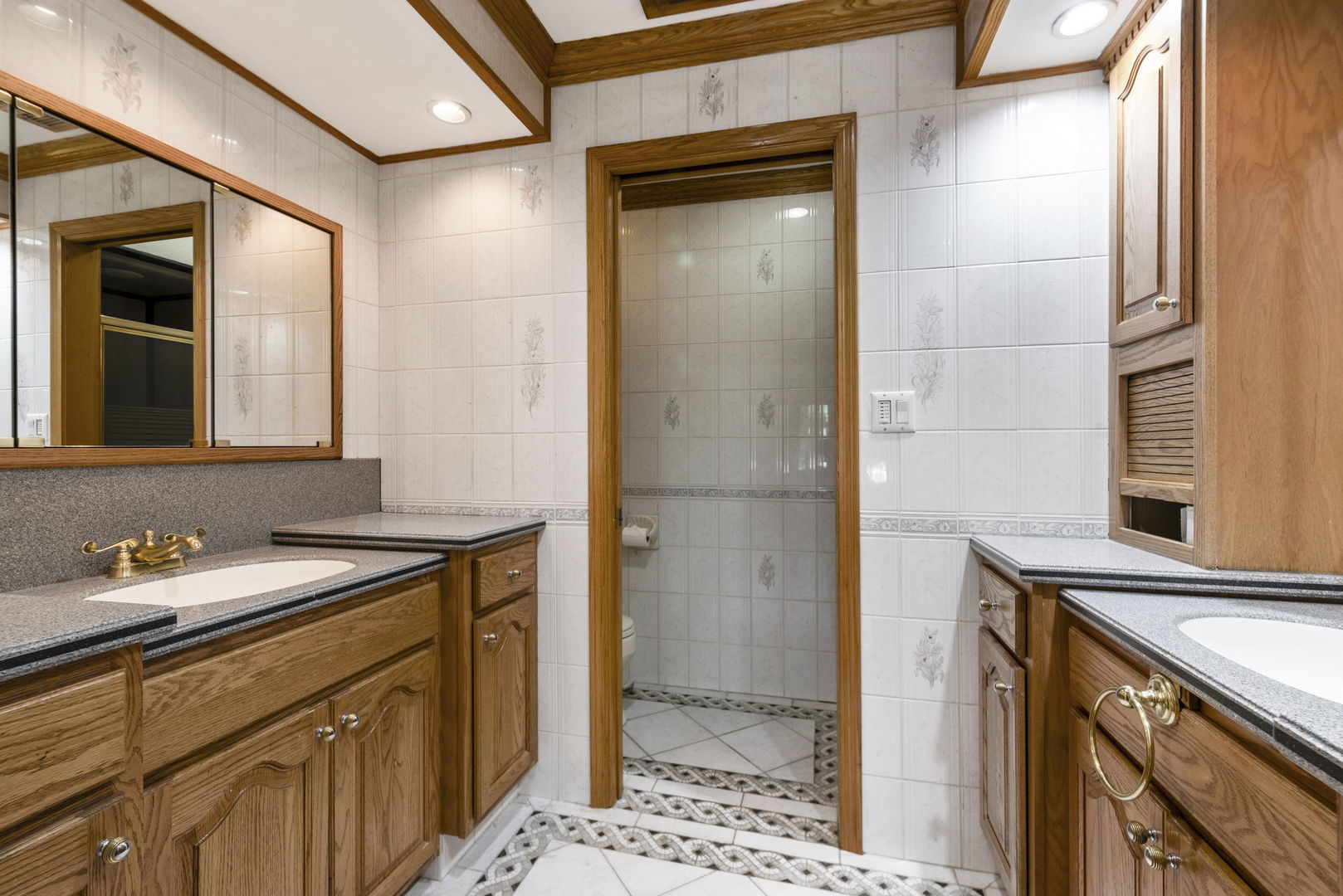 28 Cambridge Drive, Oak Brook, IL 60523