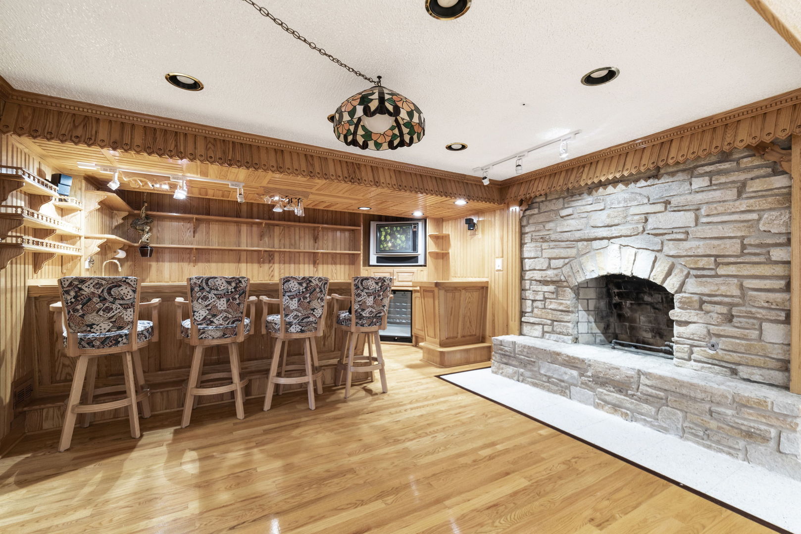 28 Cambridge Drive, Oak Brook, IL 60523