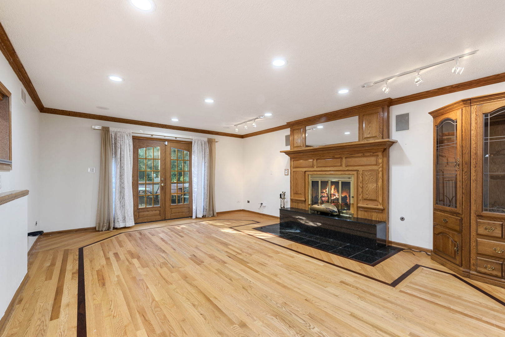 28 Cambridge Drive, Oak Brook, IL 60523