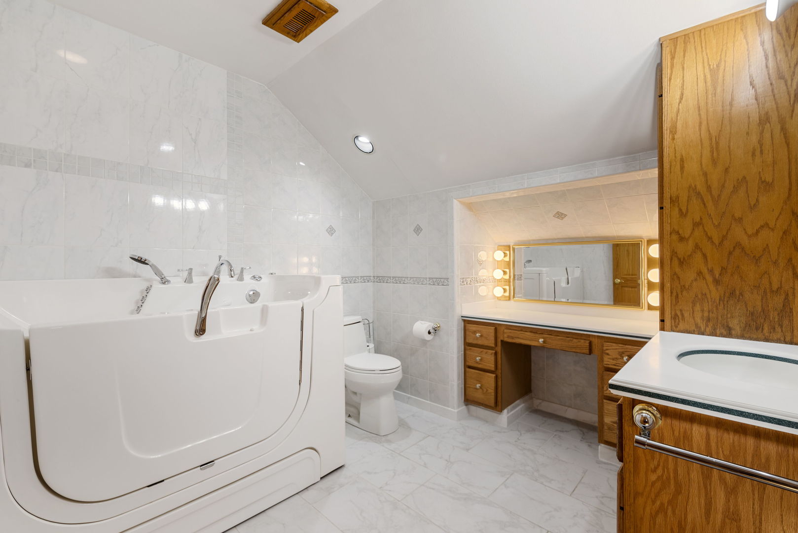 28 Cambridge Drive, Oak Brook, IL 60523