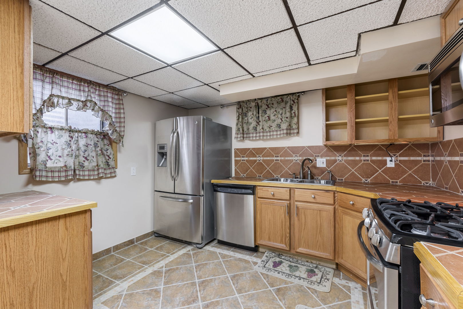 28 Cambridge Drive, Oak Brook, IL 60523