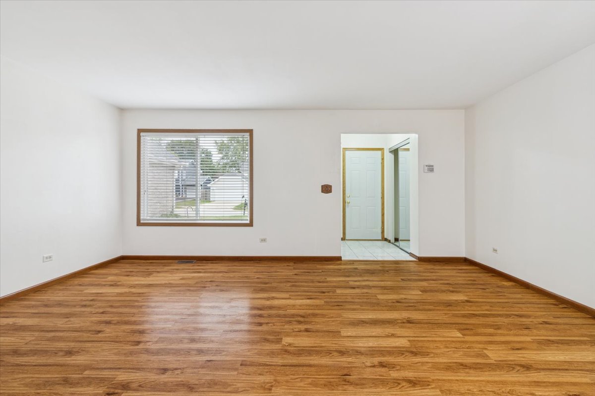 1114 Brunswick Lane, Aurora, IL 60504