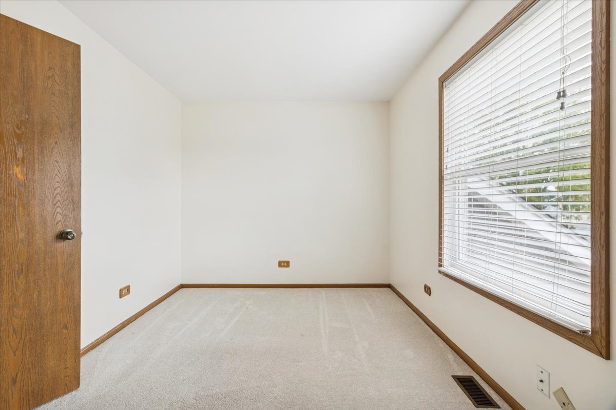 1114 Brunswick Lane, Aurora, IL 60504