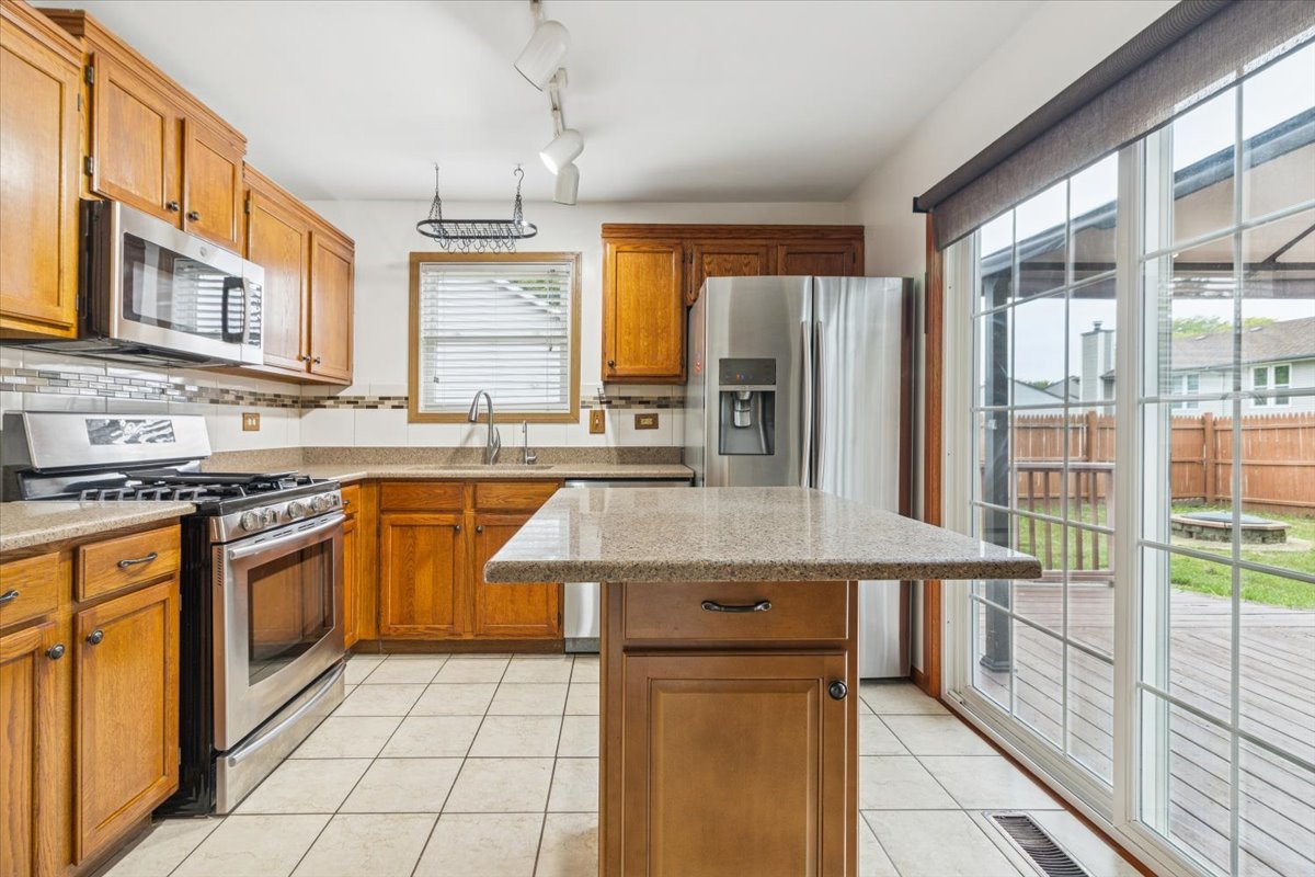 1114 Brunswick Lane, Aurora, IL 60504