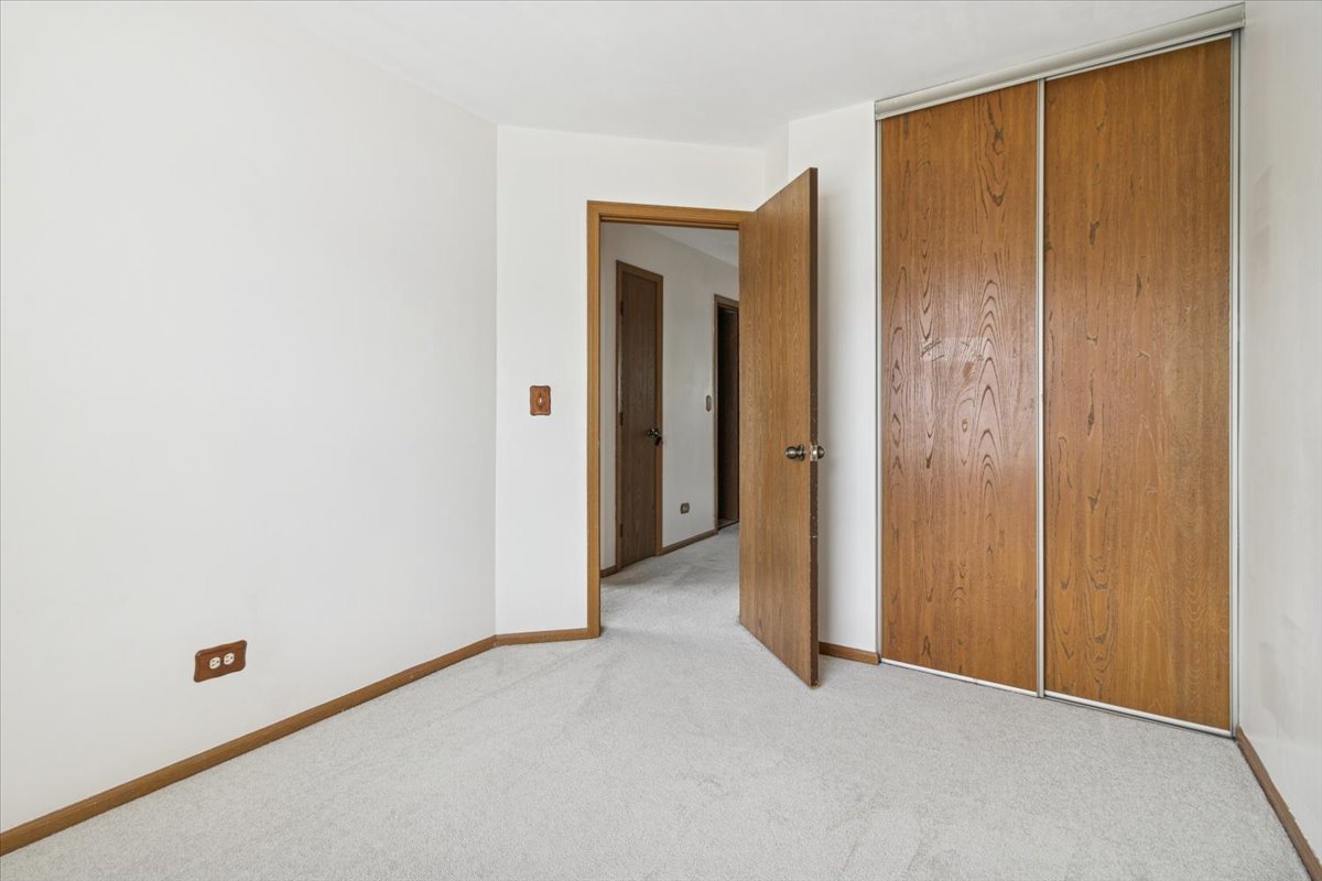 1114 Brunswick Lane, Aurora, IL 60504