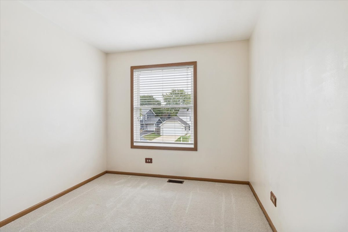 1114 Brunswick Lane, Aurora, IL 60504