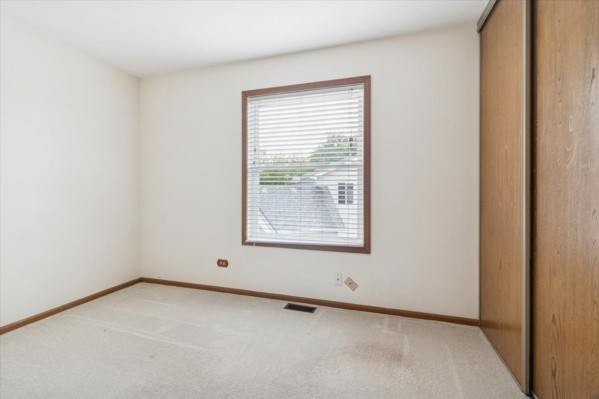 1114 Brunswick Lane, Aurora, IL 60504