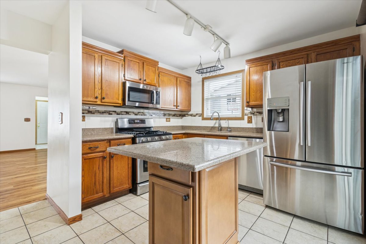 1114 Brunswick Lane, Aurora, IL 60504