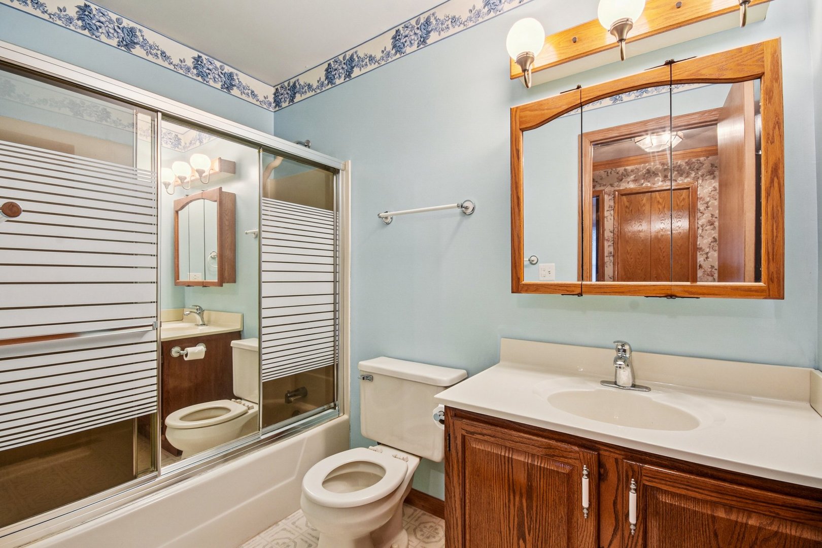 2066 Oaktree Trail, Lake Villa, IL 60046