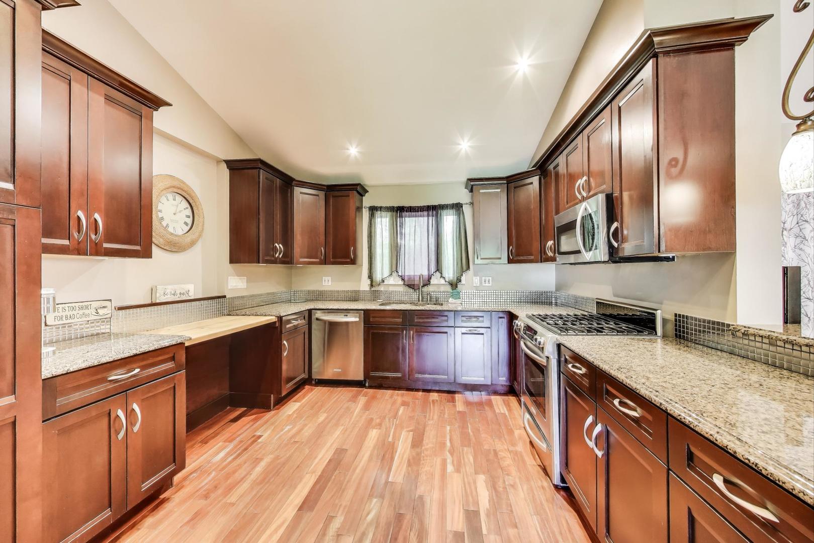 32362 N PINE Avenue, Grayslake, IL 60030