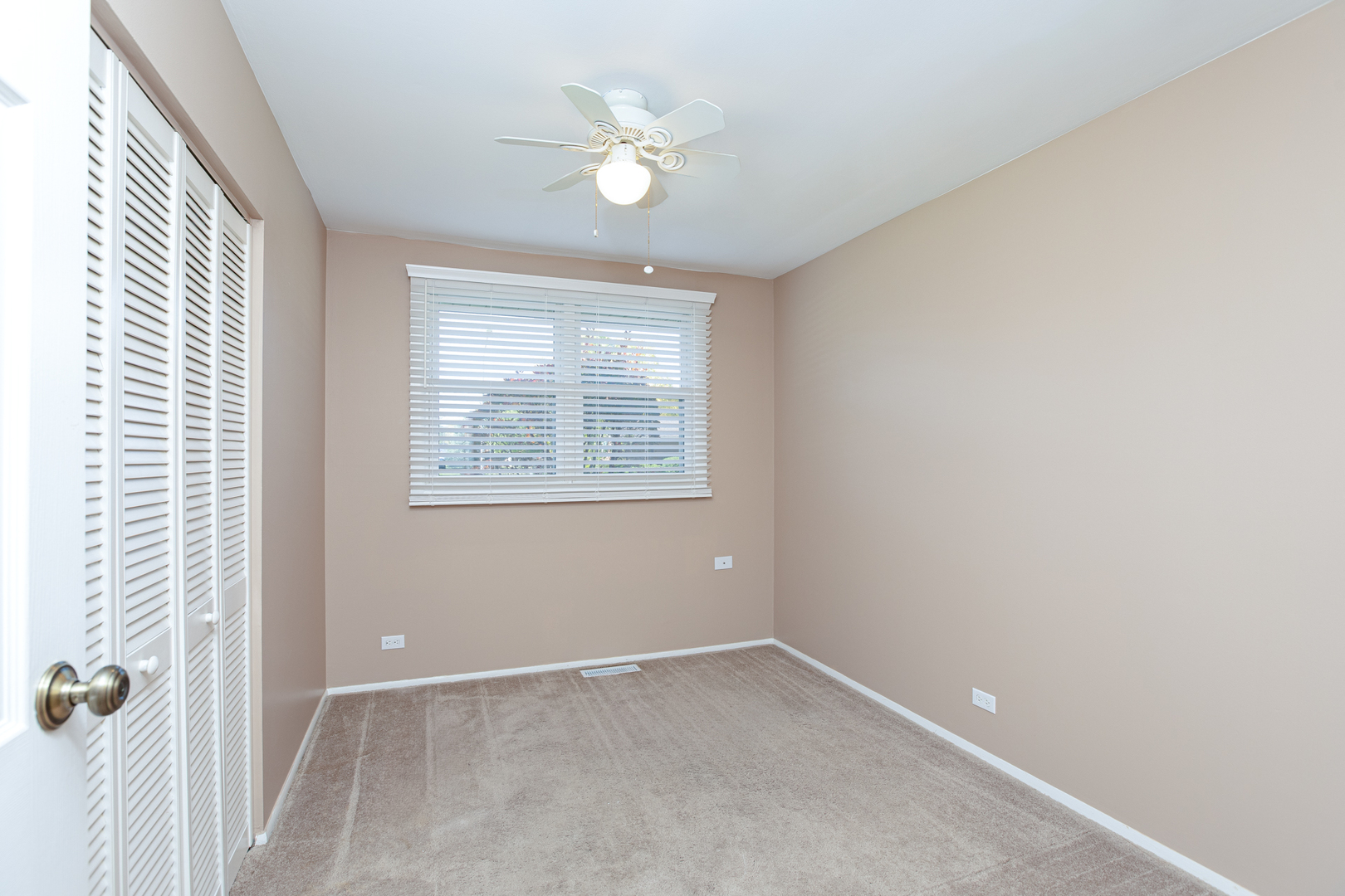 291 Blackhawk Drive, Carol Stream, IL 60188