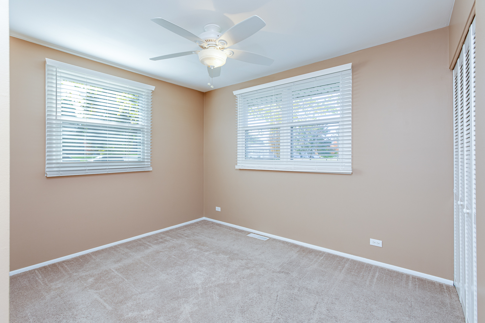 291 Blackhawk Drive, Carol Stream, IL 60188