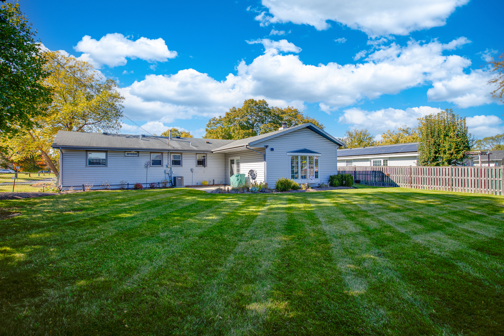 291 Blackhawk Drive, Carol Stream, IL 60188