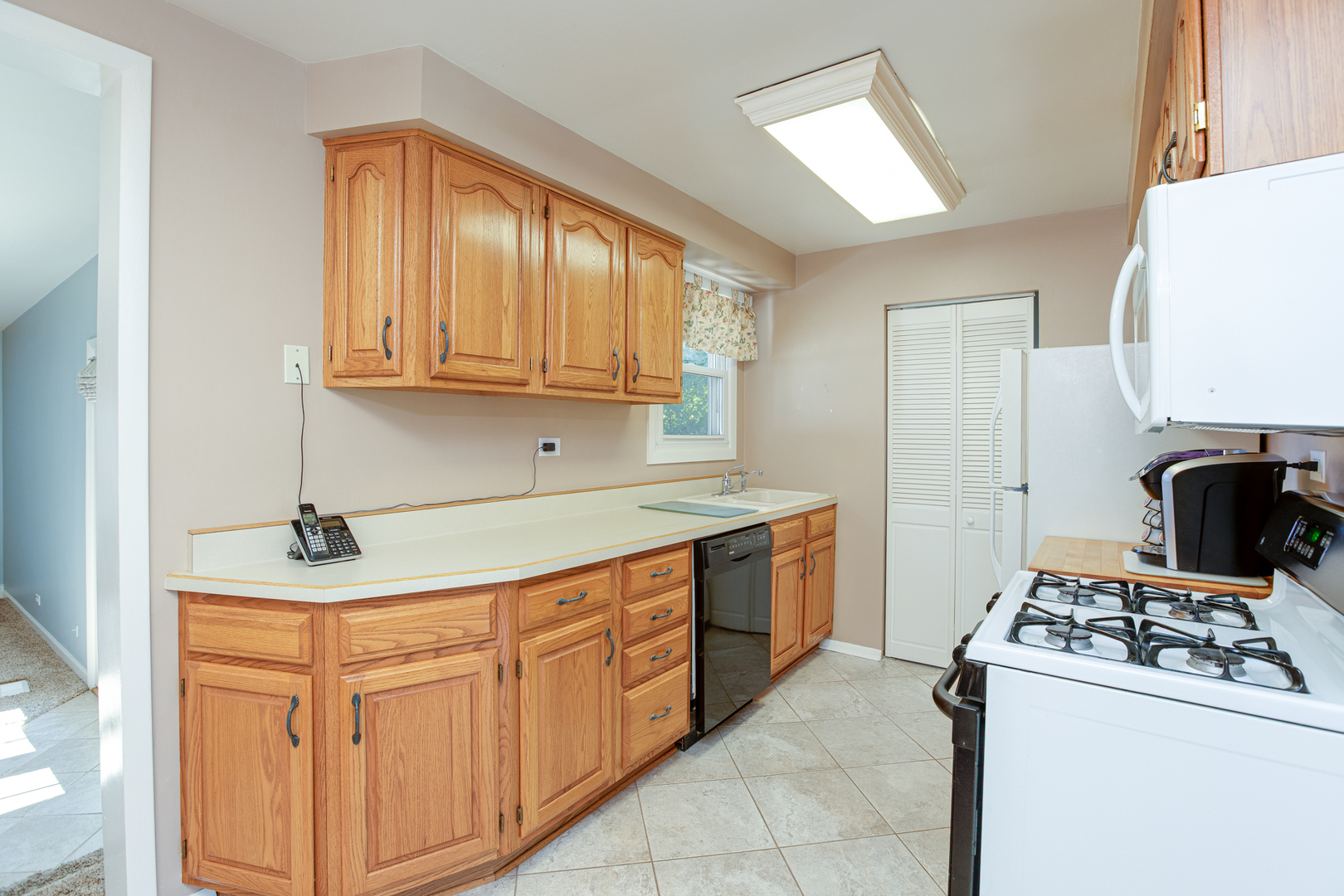 291 Blackhawk Drive, Carol Stream, IL 60188