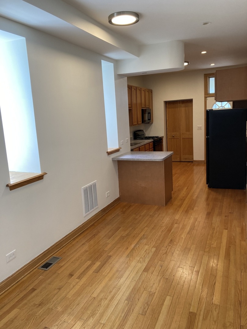 6406 S INGLESIDE Avenue, Chicago, IL 60637