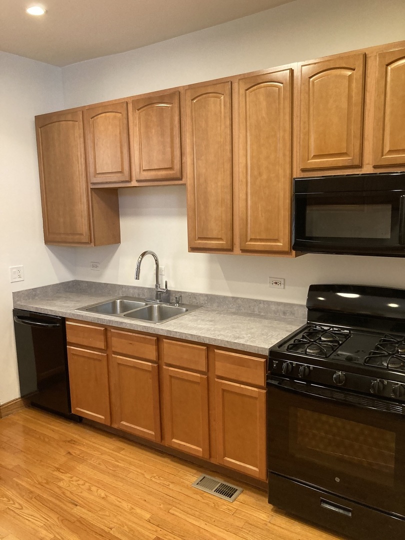 6406 S INGLESIDE Avenue, Chicago, IL 60637