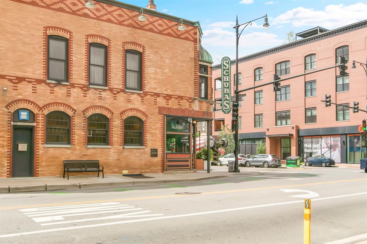 1322 W Belmont Avenue #2W, Chicago, IL 60657