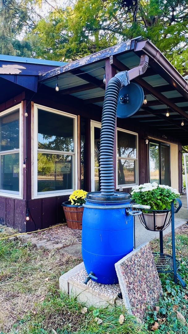 8533 N 1900 East Road, Bloomington, IL 61705