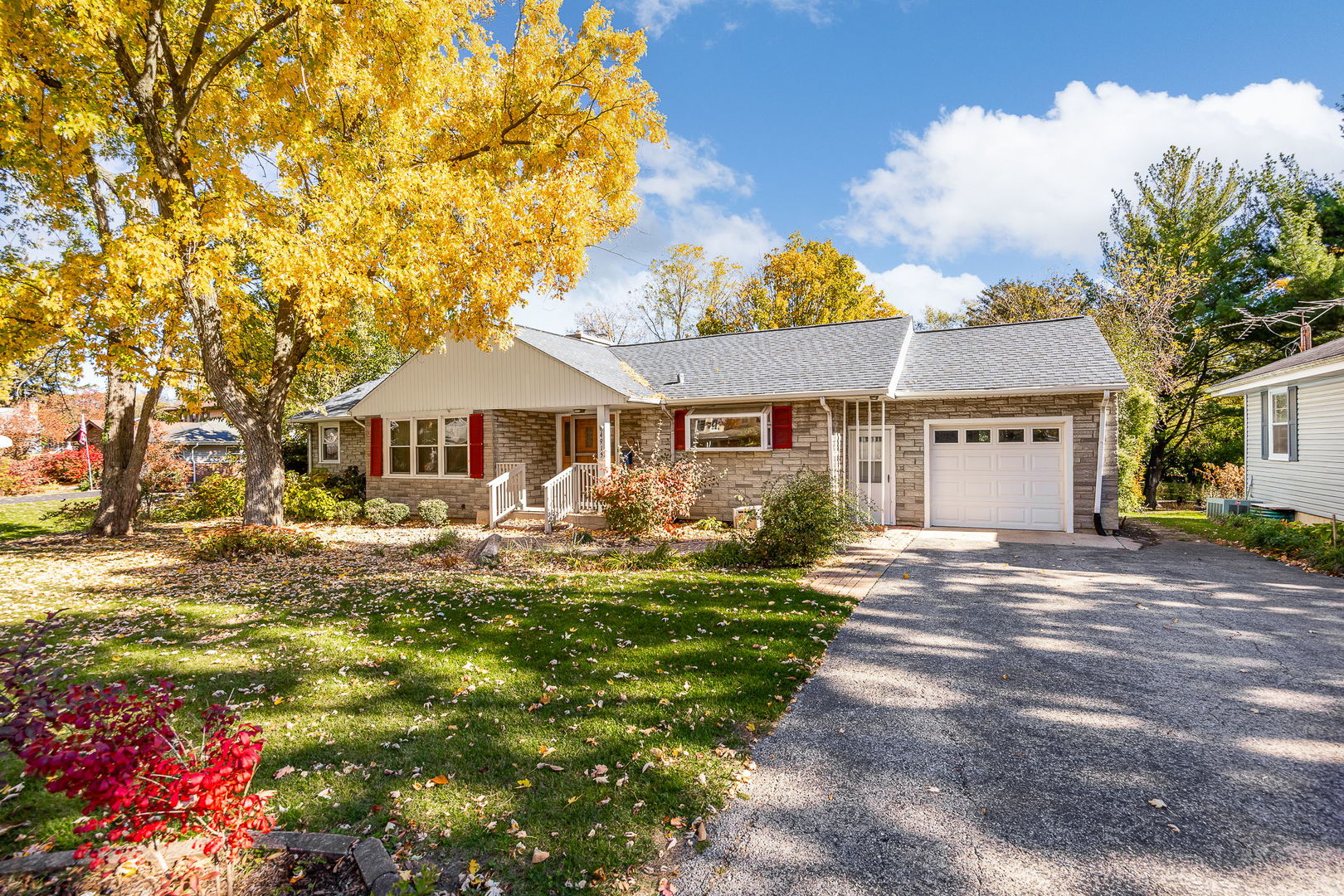 4915 Pershing Avenue, Downers Grove, IL 60515