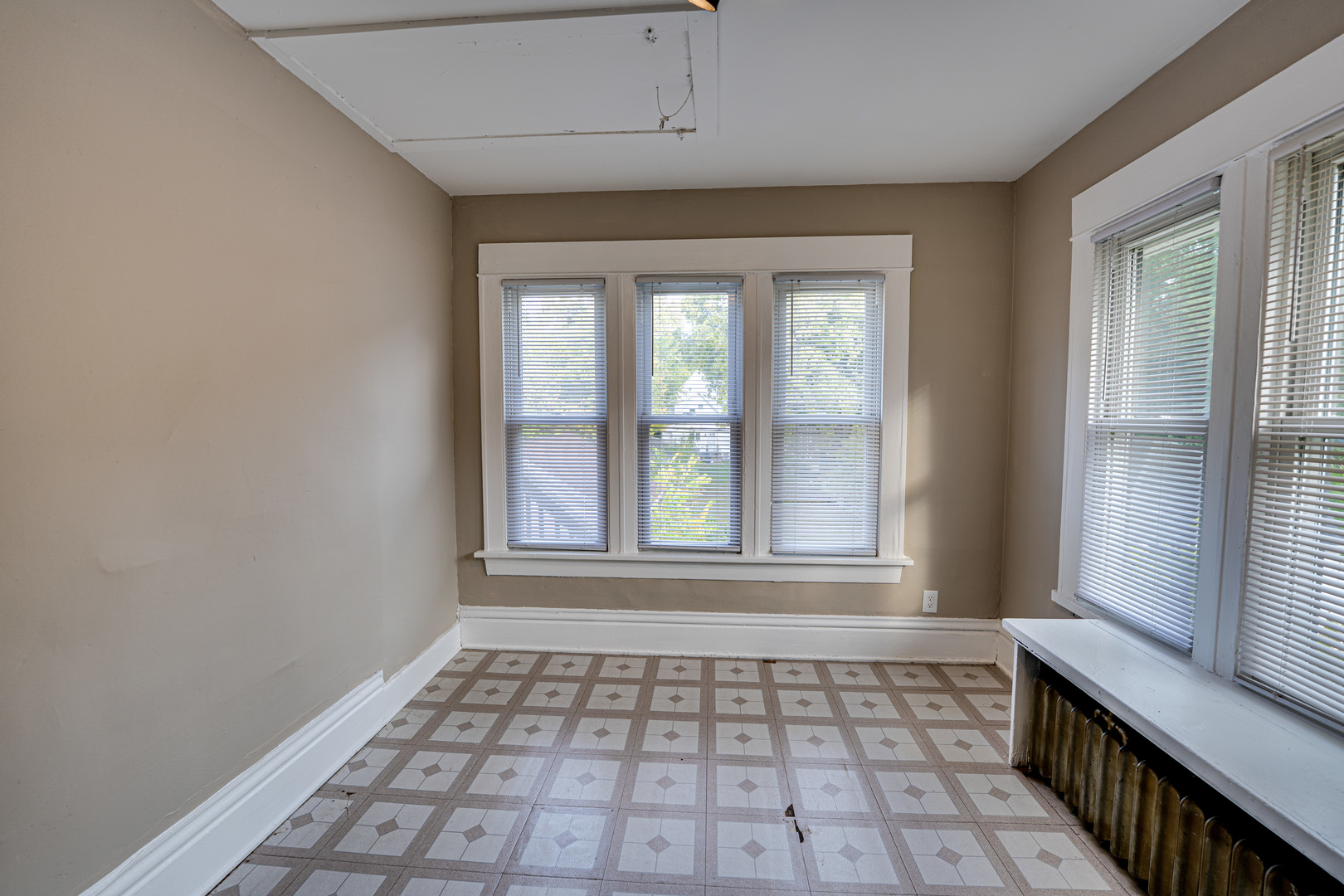 523 GRAND Avenue #3, Aurora, IL 60506