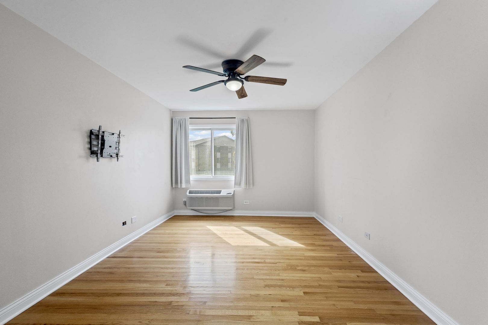 920 N Lakeside Drive #1D, Vernon Hills, IL 60061