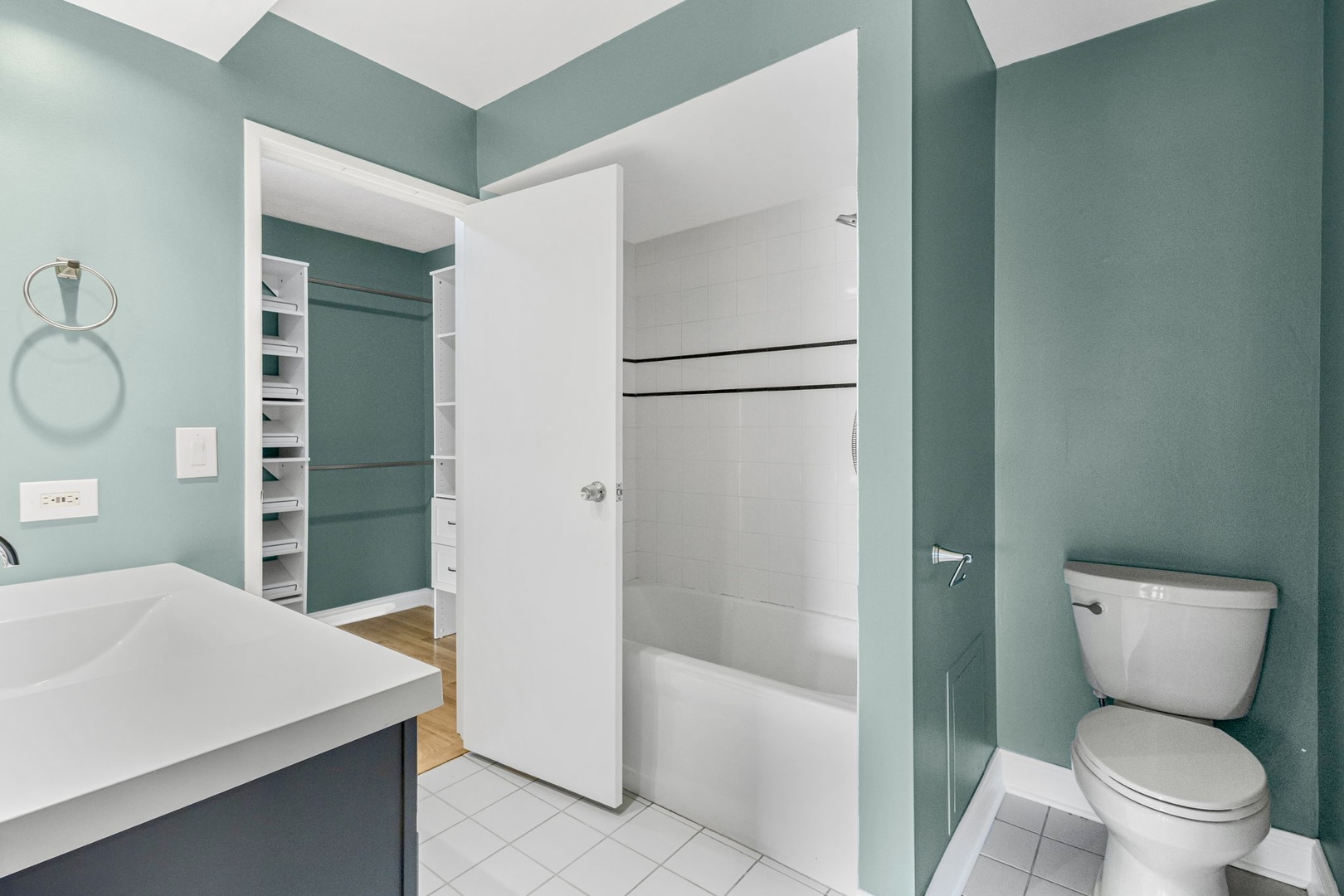 920 N Lakeside Drive #1D, Vernon Hills, IL 60061