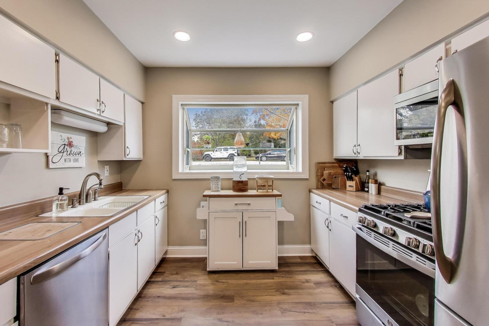 21465 W Crescent Drive, Mundelein, IL 60060