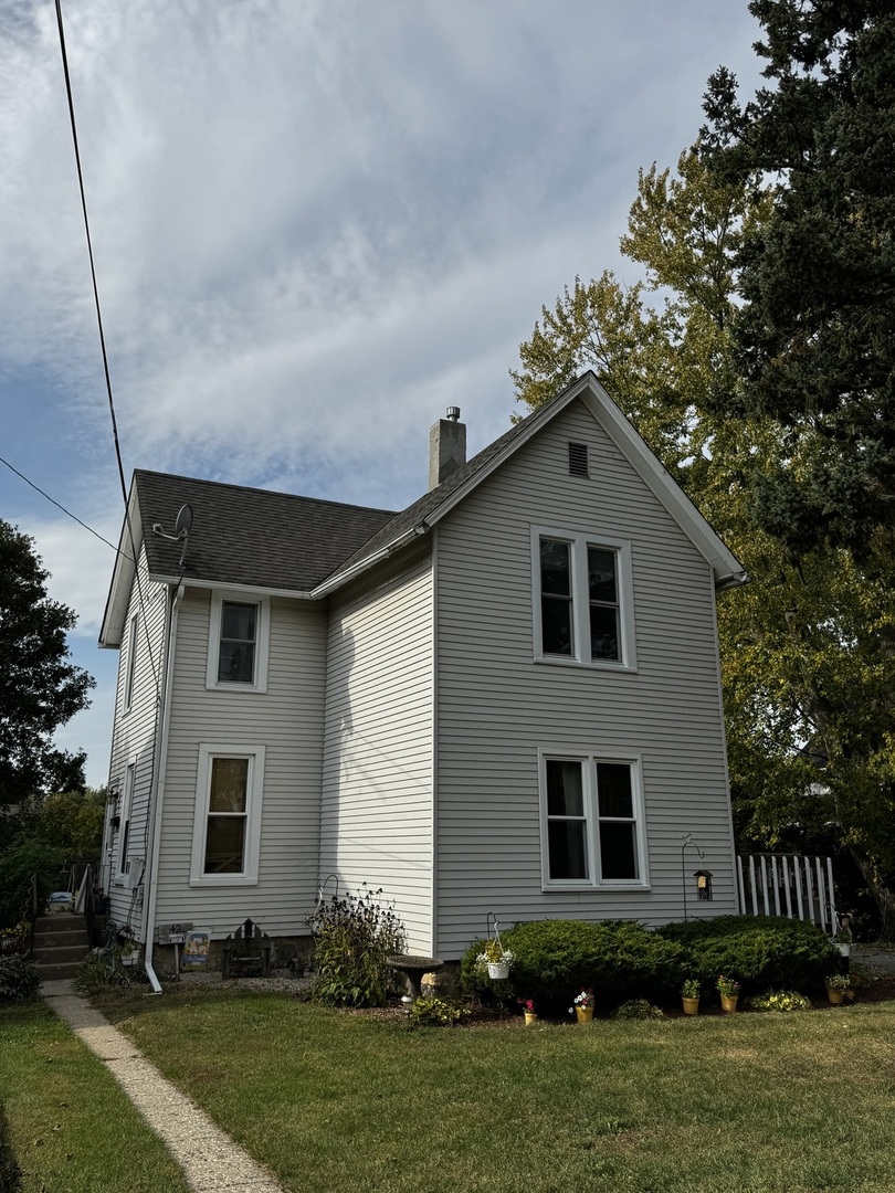 40 S WALKUP Avenue, Crystal Lake, IL 60014