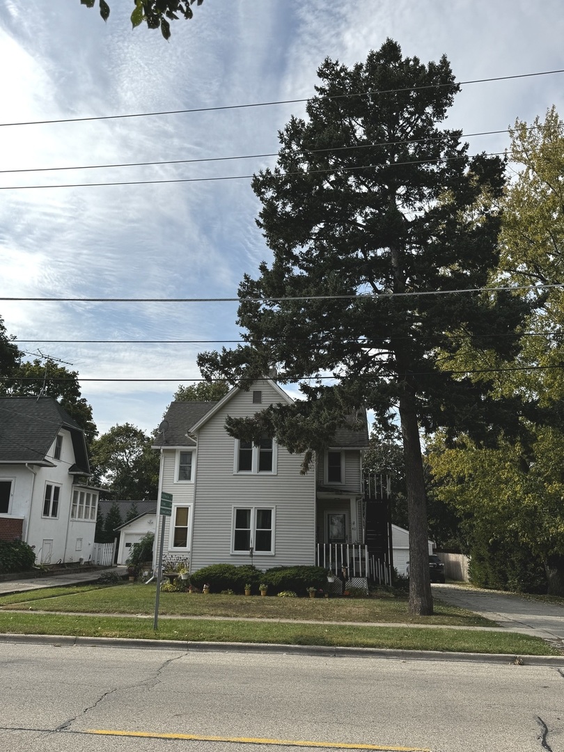 40 S WALKUP Avenue, Crystal Lake, IL 60014